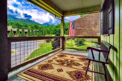 Smoky Mountain Retreat 2 Bd 1 and Half Bath House in Maggie Valley