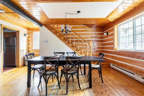 Country cottage on the banks of the Red River Chalet in Mont-Tremblant