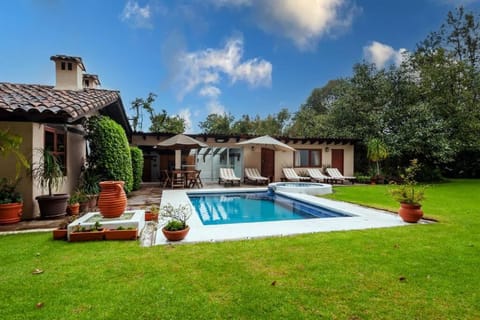 Gran Casa en Avándaro con Alberca House in Valle de Bravo