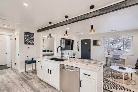 NEW Luxurious Modern Space just West of Denver Condominio in Wheat Ridge