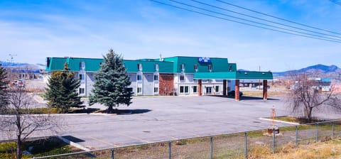 Property building, Day, Natural landscape, Mountain view, Parking