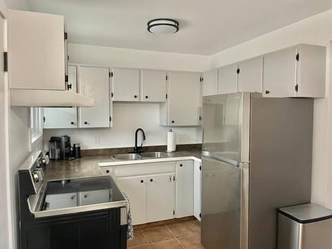Central Penticton. Alongside KVR Trail. Freshly Renovated. Pet Friendly. Appartement in Penticton
