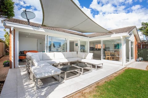 Karelda Pet Friendly Absolute Waterfront House in Culburra Beach