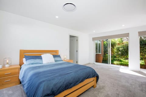 Karelda Pet Friendly Absolute Waterfront House in Culburra Beach