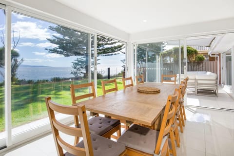 Karelda Pet Friendly Absolute Waterfront House in Culburra Beach