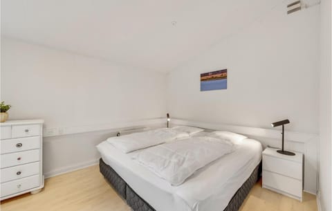 8 Bedroom Cozy Home In Henne Casa in Henne Kirkeby