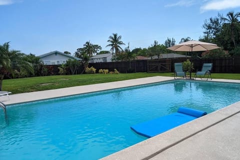 Pool home on the Bay, large private yard near AMI House in Cortez