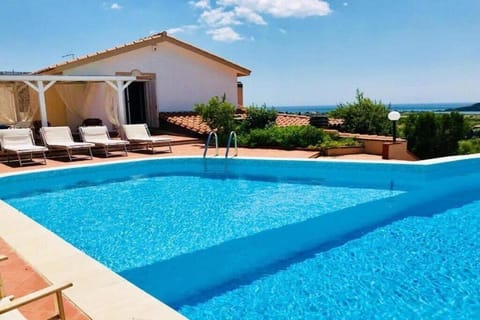 Private Pool villa with panoramic views split over 2 levels / Aircon / New Pool. House in Chia