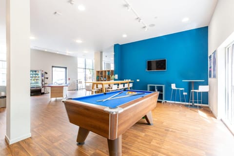 Billiard, Game Room