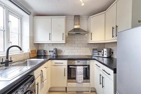 Luxury 2 Bedroom House with Garden & Free Parking House in Grays