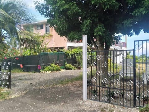 Jolie studette dans un environnement arboré Apartment in Le Gosier