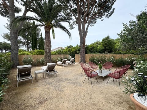 Appartement sur terrasse et jardin privatif 400m de la plage et des commerces Apartment in Cavalaire-sur-Mer