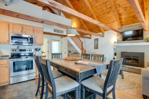 Cozy Tuftonboro Home with Deck - Walk to Beaches! Maison in Wolfeboro