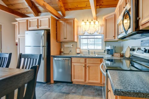 Cozy Tuftonboro Home with Deck - Walk to Beaches! Maison in Wolfeboro