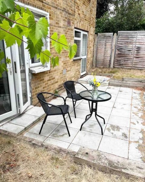 Beautiful 2 bedroom garden flat w/ free parking Apartment in London Borough of Richmond upon Thames