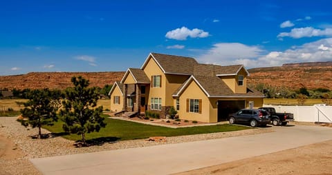 Property building, Neighbourhood, Natural landscape, Mountain view, Street view, Parking