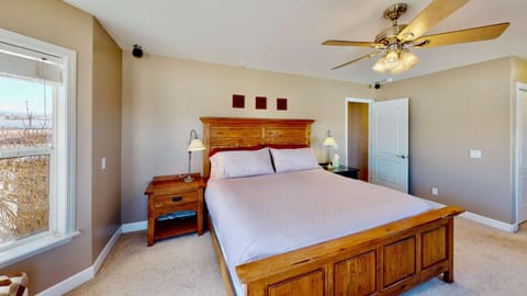 Moab Desert Home, 4 Bedroom Private House, Sleeps 10, Pet Friendly Casa in Spanish Valley