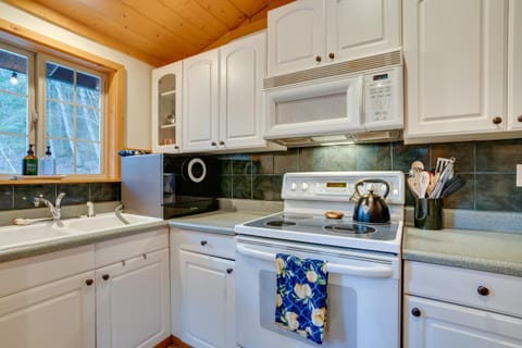 Leavenworth Cabin with Private Hot Tub! Haus in Lake Wenatchee