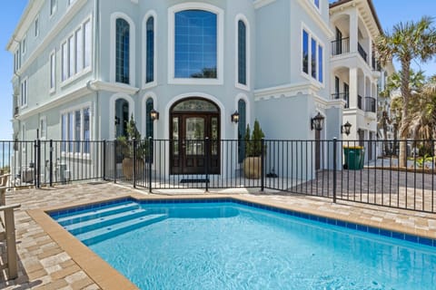 Gulf Front, Pool, Hot Tub- 2 Kitchens - Elevator House in Destin