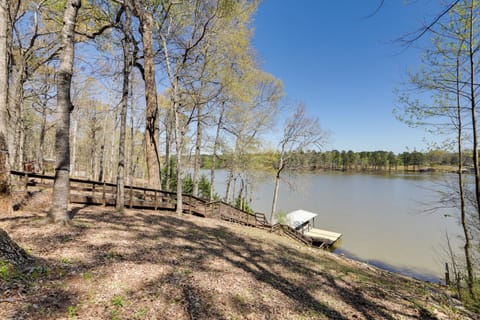 Pet-Friendly Milledgeville Home on Lake Sinclair! Maison in Lake Sinclair