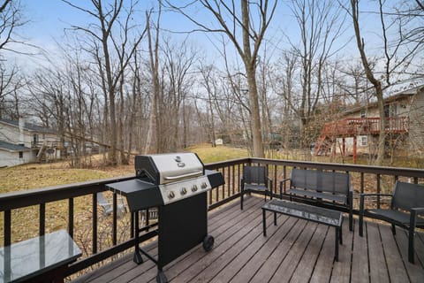 Villa Macondo at Mt. Poconos with game room and Fire Pit Haus in Coolbaugh Township