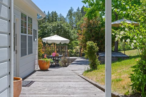 Sebastopol Farmhouse on 3 acres, fiber, kid friendly House in Sebastopol