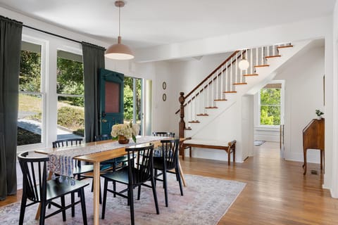 Sebastopol Farmhouse on 3 acres, fiber, kid friendly House in Sebastopol