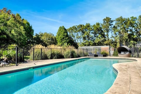 The Resort-3 Acres Tennis Pool Maison in Wamberal