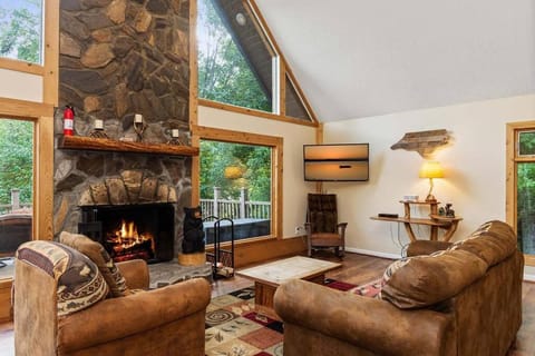 Pets! 2 Fireplaces! Game Room! Creek! View! Haus in Maggie Valley