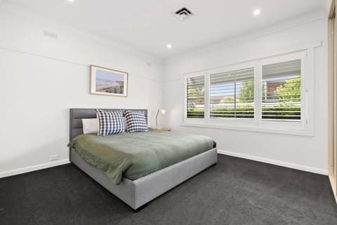 A Knight In - sleeps 6 - Winter Deal - 1pm Checkout! House in Geelong