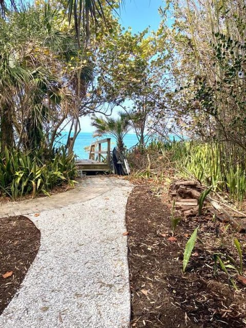 4BR Private Beach Access Upscale Cottage with Grill and Paddle Boards House in Englewood