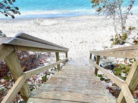 Miles of Private Beach-4BR Beach Access Cottage with SUPs Kyaks-Pets Ok House in Englewood