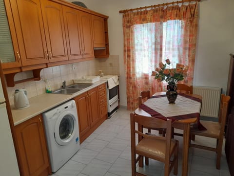 Kitchen or kitchenette, Dining area, pet friendly, stove, washing machine