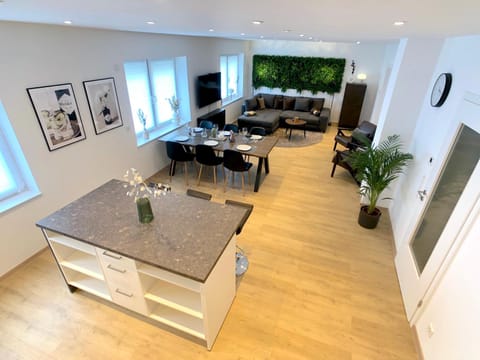 Kitchen or kitchenette, Living room, Seating area, Dining area