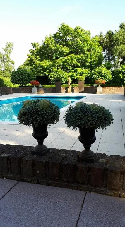 Villa Haagdoorn te Achel, 10 personen, 12 personen op aanvraag, met zwembad op het zuiden in een oase van rust! Vacation rental in Hamont-Achel