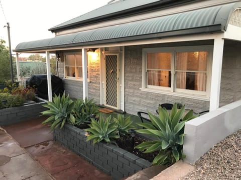 HILLSIDE HAVEN CHARMING C1920 COTTAGE Pet Friendly Sleeps 1 - 6 House in Broken Hill