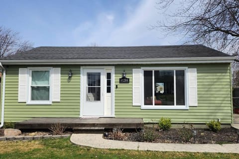 Harbor Haven: Stay, Sail, Dine! House in Harrison Township