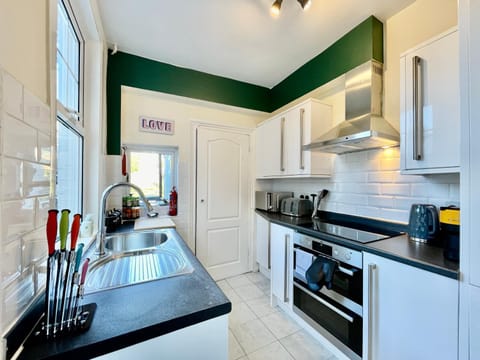 Kitchen or kitchenette, dishwasher, minibar, pet friendly, stove, toaster