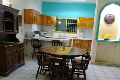 Kitchen or kitchenette, Dining area, minibar, pet friendly, stove, toaster