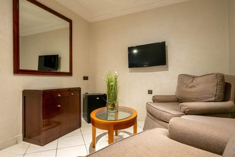 Communal lounge/ TV room, TV and multimedia, Living room, Seating area, wardrobe