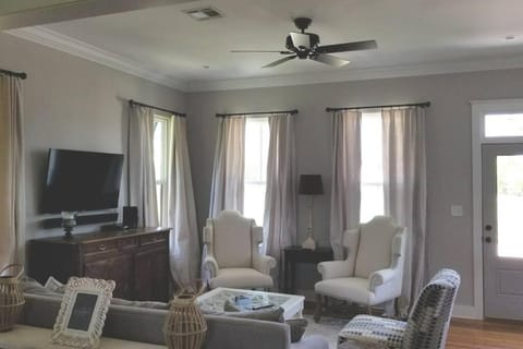 Fully Furnished Charming and Quaint New Orleans Cottage House in Arabi