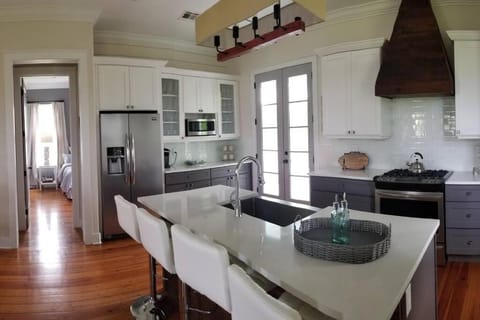 Fully Furnished Charming and Quaint New Orleans Cottage House in Arabi