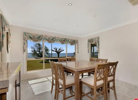 Lakefront Beauty ! Pet friendly House in Yarrawonga