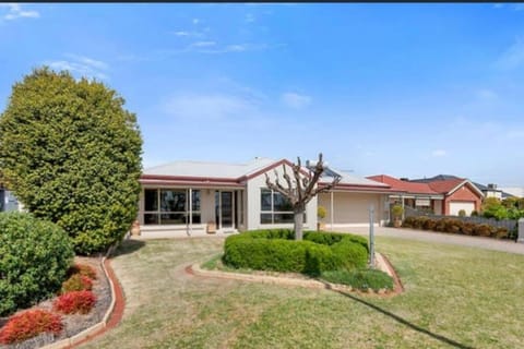 Lakefront Beauty ! Pet friendly House in Yarrawonga