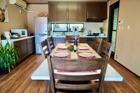 Kitchen or kitchenette, Dining area