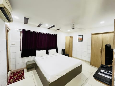 HOTEL ROYAL SUITES AND ROOMS Near AIG Hospital Gachibowli Appartement in Hyderabad