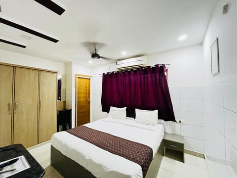HOTEL ROYAL SUITES AND ROOMS Near AIG Hospital Gachibowli Appartement in Hyderabad
