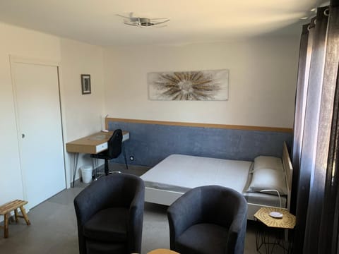 Grand studio très agréable avec bar, cuisine et terrasse Apartment in Cagnes-sur-Mer