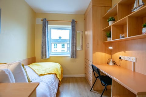 87 - 4 Bedroom Townhouse With Parking House in Galway