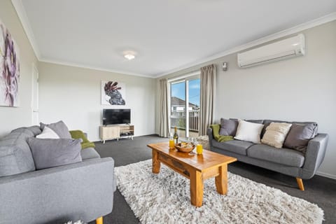 Townhouse Tranquillity - Christchurch Holiday Home House in Christchurch